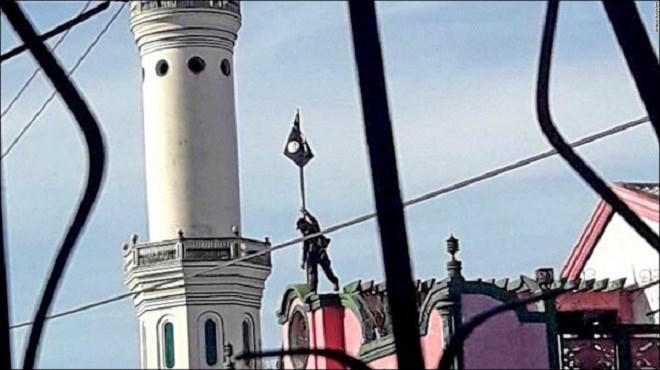 Hình ảnh chiến binh Maute cắm cờ IS trên nóc trường học ở Marawi gây chấn động dư luận.