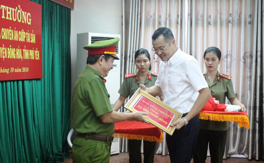 &Ocirc;ng Phạm Đại Dương, Chủ tịch UBND tỉnh Ph&uacute; Y&ecirc;n, khen thưởng c&aacute;c c&aacute; nh&acirc;n, tập thể ph&aacute; &aacute;n xuất sắc