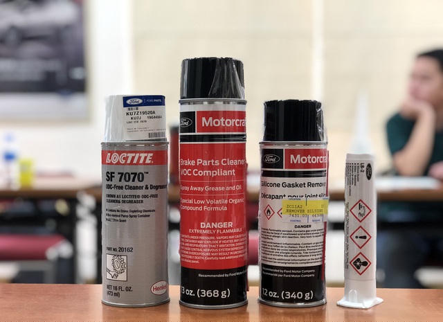 Bộ keo dùng cho một xe để thực hiện xử lí vết thấm dầu. Ngoài số keo này còn có nắp che cam và ốc dùng một lần.