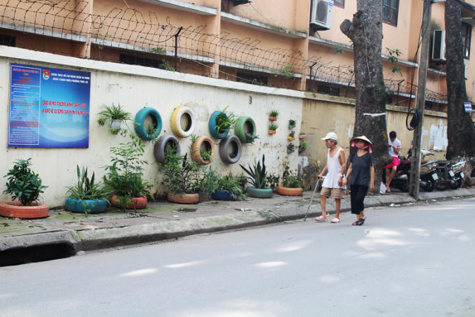 Người dân quanh khu vực này không còn phải ngửi mùi hôi thối của rác thải mỗi khi qua đây, mà lại có thêm nơi thư giãn, không khí trở nên trong lành hơn bao giờ hết.