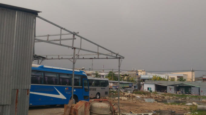 Nhều nhà tôn được dựng lên làm chỗ để xe từ 4 chỗ tới 24 chỗ.