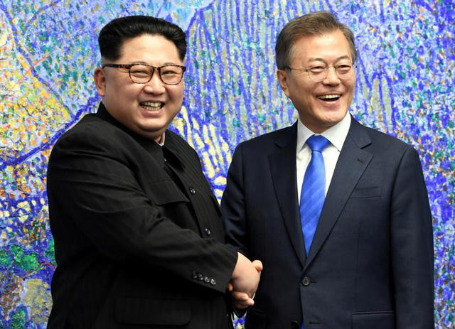 Tổng thống Moon Jae-in và nhà lãnh đạo Kim Jong-un bắt tay tại hội nghị thượng đỉnh liên Triều ngày 27/4 (Ảnh: Reuters)