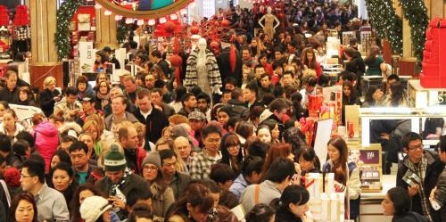 Người dân mua sắm đông đúc trong ngày Black Friday. Ảnh: Mvslalgeria