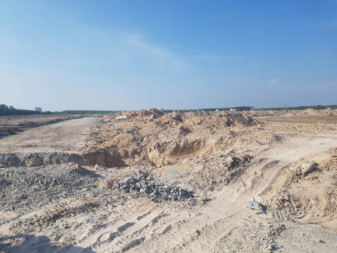 Những bãi đất lởm chởm tại Mega City 2 đang được các nhân viên mô giới "tô vẽ" thành những tiện ích hiện đại.