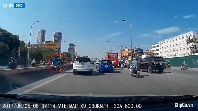 Hình ảnh nam thanh niên va chạm với ô tô bay cả người qua dải phân cách.