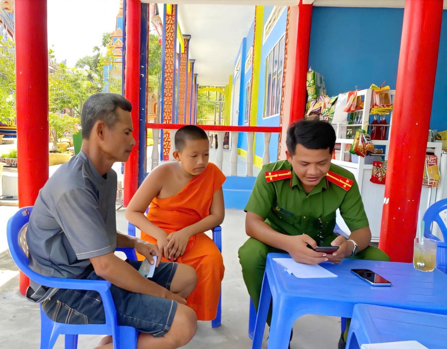 Công an phường Vĩnh Trạch tuyên truyền, hướng dẫn người dân sử dụng dịch vụ công trực tuyến và tham gia phong trào “Bình dân học vụ số”.