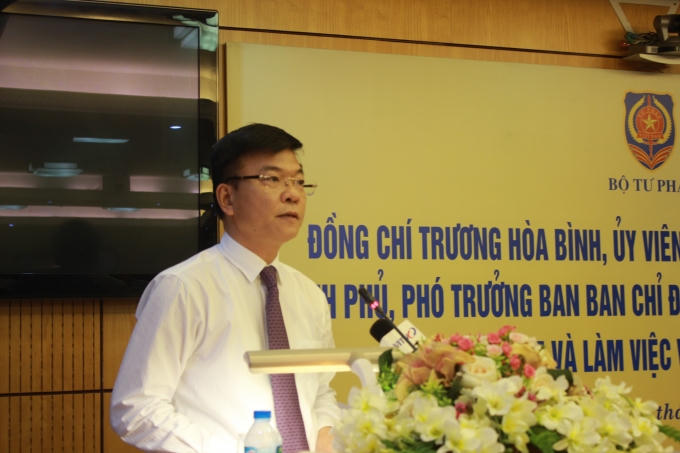 Bộ trưởng Lê Thành Long báo cáo Phó TTg Trương Hòa Bình về nhiệm vụ trọng tâm công tác tư pháp của Bộ.