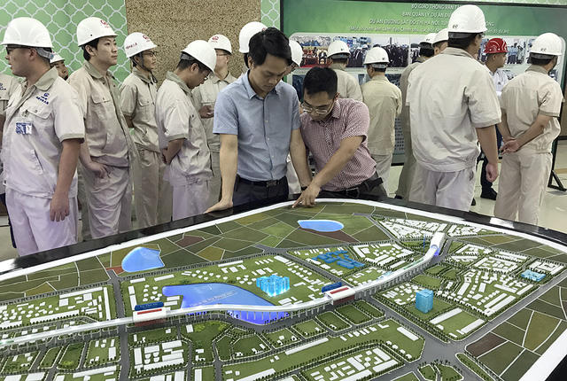 Trong quy hoạch, trên địa bàn thành phố Hà Nội sẽ có 8 tuyến đường sắt đô thị. Khi mạng lưới đường sắt đô thị được khép kín, xe cá nhân sẽ bị hạn chế hoạt động trên nhiều tuyến đường nhằm giảm ùn tắc giao thông.