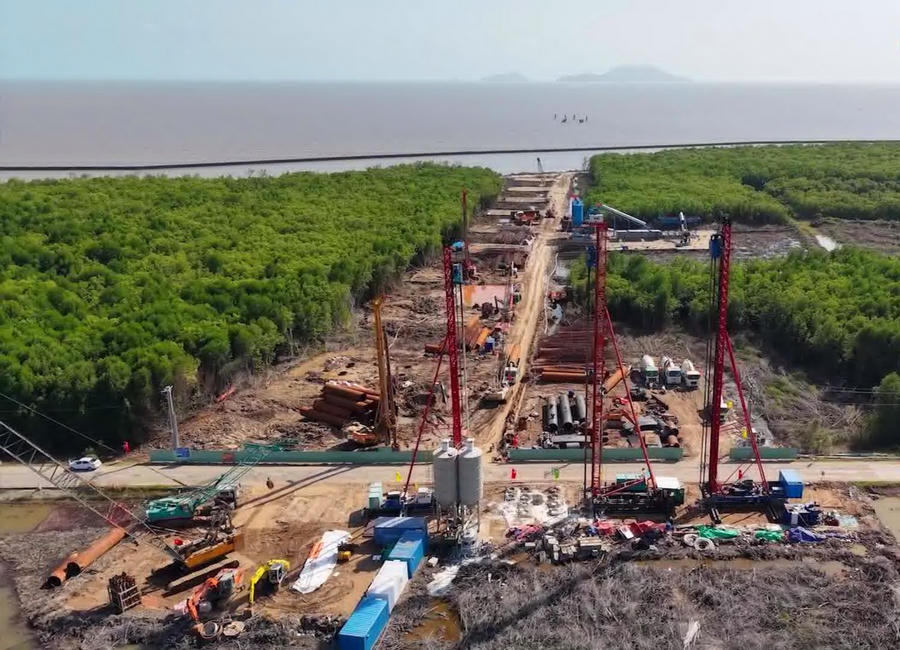 Tuyến cao tốc vượt qua đường Hồ Chí Minh, kết nối tuyến đường ra đảo Hòn Khoai tại xã Đất Mũi (Ảnh: TN).