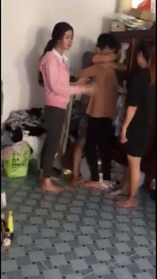 Đôi bạn trẻ ôm nhau khóc trước sự chứng kiến của bạn bè và gia đình. Ảnh chụp màn hình.