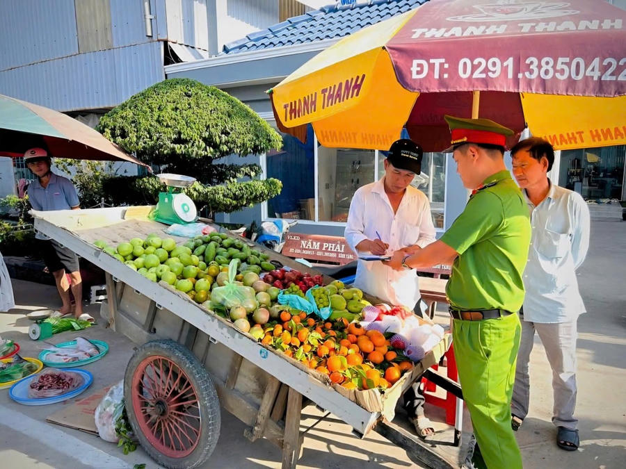 Công an phường Láng Tròn tuyên truyền, cho tiểu thương ký cam kết chấp hành quy định pháp luật.