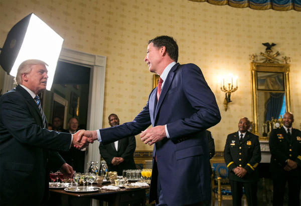 Tổng thống Donald Trump và Giám đốc FBI James Comey tại một buổi tiệc ở Nhà Trắng. (Ảnh: NY Times)
