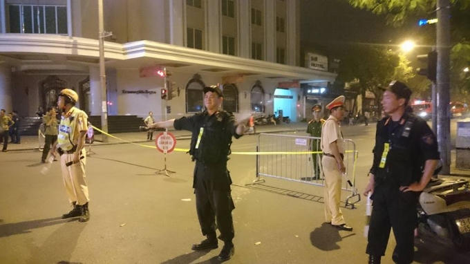 Nhưng để đảm bảo an toàn cho khu dân cư và khu thương mại Tràng Tiền plaza gần đó, Sở PCCC vẫn huy động thêm xe bơm giảm áp tại khu xưởng in trong ngõ 22 Hai Bà Trưng.