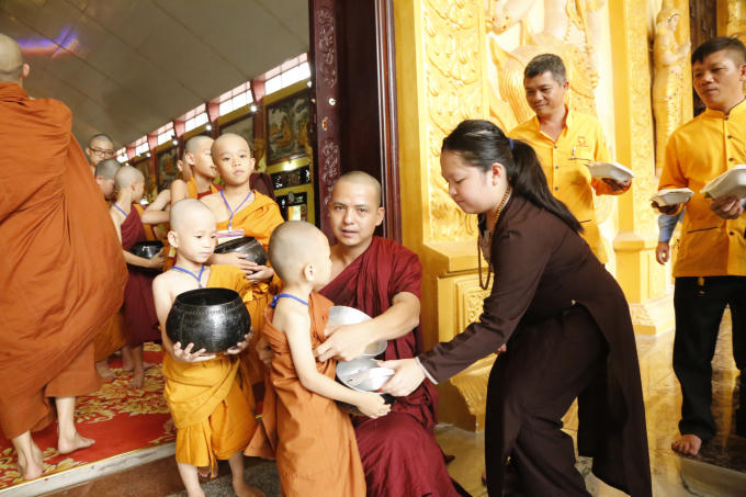 Các em nhỏ được gia đình cho tham gia khóa tu gieo duyên.