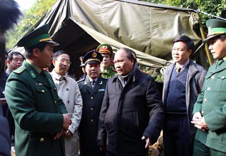 Ngày 30/12/2013, Phó Thủ tướng Nguyễn Xuân Phúc kiểm tra thực địa và chỉ đạo công tác phòng chống buôn lậu tại một số điểm biên giới của tỉnh Lạng Sơn. Trong ảnh, Phó Thủ trao đổi với lực lượng biên phòng tại chốt chặn di động trên đồi cao khu vực bản Kéo Kham, thị trấn Đồng Đăng, Lạng Sơn (Ảnh An ninh Thủ đô).