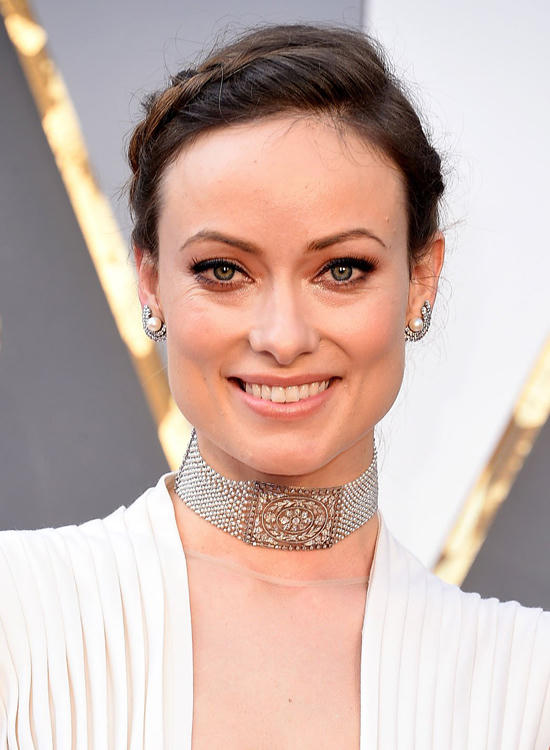 OLIVIA WILDE - TRANG SỨC NEIL LANE  Olivia Wilde sang trọng và lộng lẫy trong bộ váy Valentino Haute Couture màu ngà voi và trang sức Neil Lane. Chiếc vòng cổ choker Edwardian bằng bạch kim khảm kim cương kết hợp cùng bông tai platium thiết kế hình vành trăng độc đáo đính kim cương và ngọc trai được các stylist nổi tiếng thế giới đánh giá là bộ trang sức đẹp nhất Oscar 2016