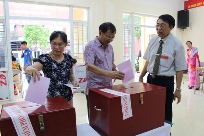 Cử tri gửi gắm niềm tin của mình vào lá phiếu.