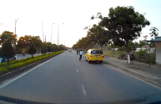 Cảnh Công an truy đuổi và bắt sống nghi can Toàn trên tuyến đường ven biển Đà Nẵng – Hội An (Ảnh cắt từ clip)