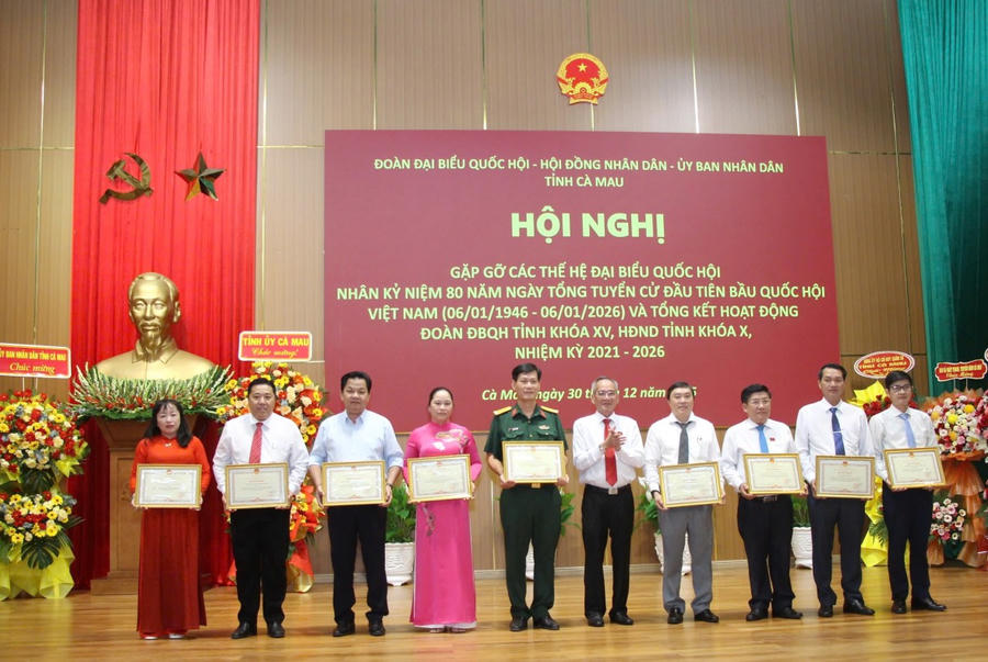 Ông Lữ Văn Hùng - Trưởng Đoàn ĐBQH tỉnh Cà Mau, trao Bằng khen cho các tập thể có thành tích xuất sắc trong phong trào thi đua chào mừng “Kỷ niệm 80 năm Ngày Tổng tuyển cử đầu tiên bầu Quốc hội Việt Nam”.