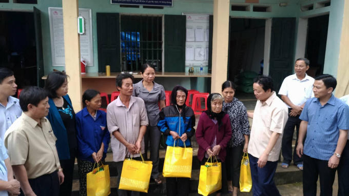 Bộ trưởng Bộ TN&amp;MT Trần Hồng Hà thăm hỏi động viên người dân vùng rốn lũ xã Thạch Định, Thạch Thành. (Ảnh: A.Thắng)