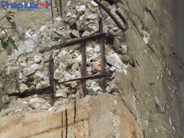 Phần bê tông bị bong để lộ phần cốt thép hoen gỉ.