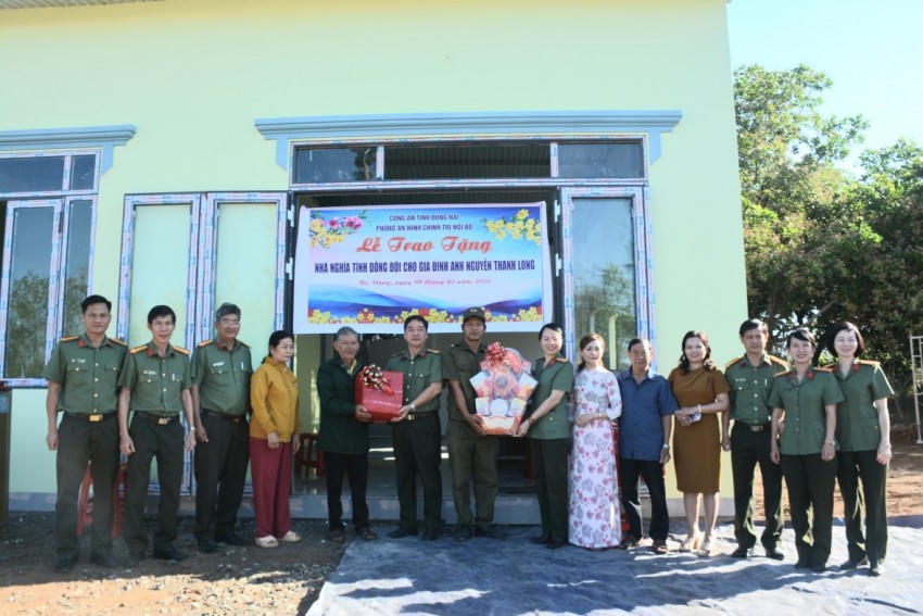 Phòng An ninh chính trị nội bộ Công an tỉnh Đồng Nai phối hợp UBND xã Bù Đăng tổ chức bàn giao Nhà nghĩa tình đồng đội cho ông Nguyễn Thanh Long.