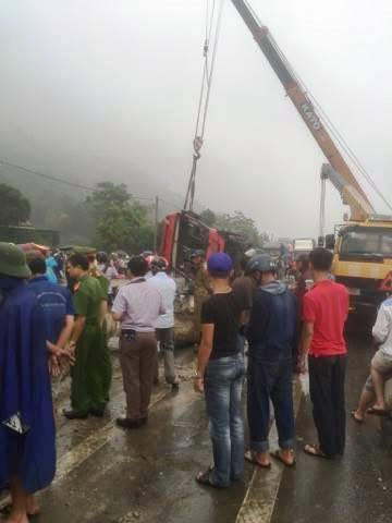 Vụ lật xe đã khiến 2 người tử vong, 7 người khác bị thương nặng.