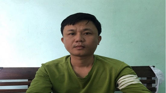 Đối tượng Trung ném gạch phá hoại hai xe bus. Ảnh: Congly.vn.