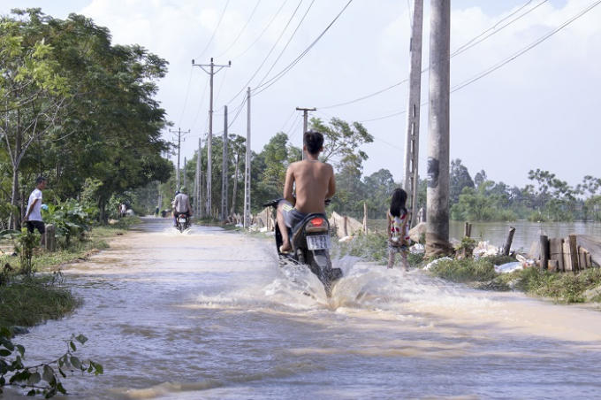 Đến trưa nay, mực nước đ&atilde; r&uacute;t dần. Tuy nhi&ecirc;n, một số tuyến đường thuộc x&atilde; T&acirc;n Tiến vẫn c&ograve;n ngập, việc di chuyển qua những khu vực n&agrave;y hết sức kh&oacute; khăn.