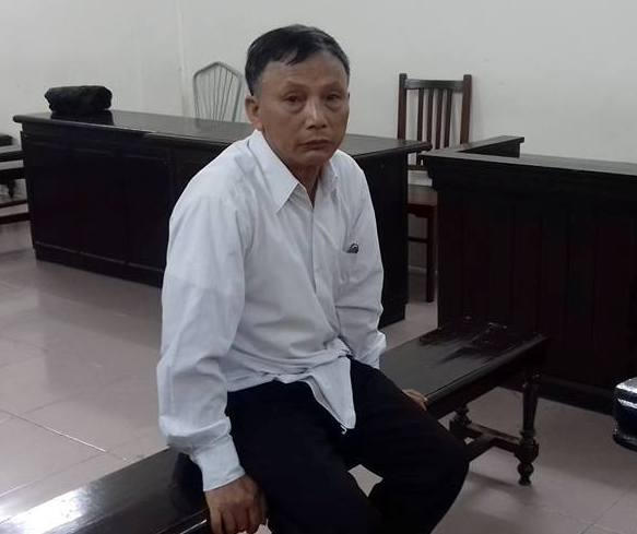 Bị cáo trước vành móng ngựa trong phiên tòa.