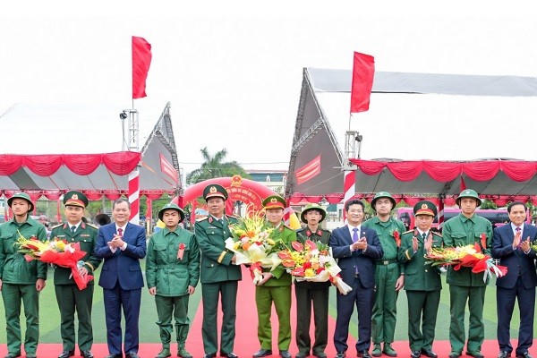 Ông Lê Quốc Chỉnh, Phó Bí thư Tỉnh ủy, Chủ tịch HĐND tỉnh; lãnh đạo Quân khu 3 và các đại biểu tặng hoa chúc mừng các đơn vị nhận quân và tân binh nhập ngũ năm 2026.