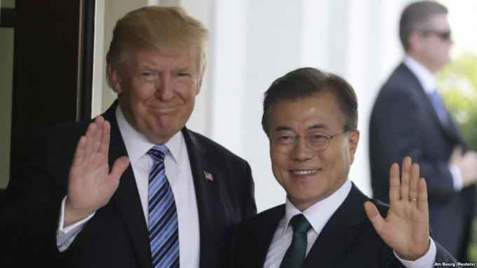 Tổng thống Moon Jae-in đã đề xuất trao giải Nobel Hòa bình cho người đồng cấp Mỹ Donald Trump (Ảnh: Reuters)