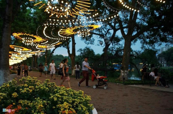 Việc trang trí đèn không hợp lý khiến hệ thống chiếu sáng như muốn đổ sập vào người dân.(Ảnh Zing.vn)