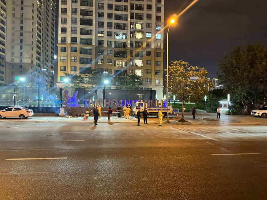 Những đêm Hà Nội đón Tết, đường phố vắng vẻ, nhưng các tổ công tác 141 vẫn bám đường làm nhiệm vụ.