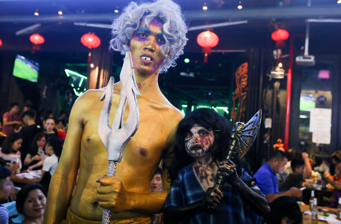 Với chiều cao hơn 2 m, bạn Tú (22 tuổi) được một nhãn hàng chọn làm người mẫu, hóa trang thành vua thủy tề.