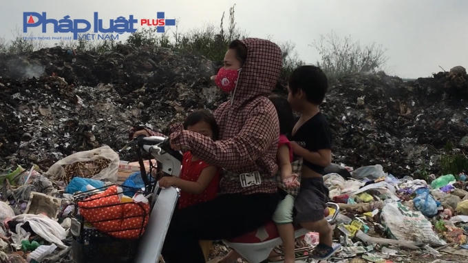 Hàng ngày, người lớn, trẻ em đều phải đi qua đoạn đường có bãi rác này.