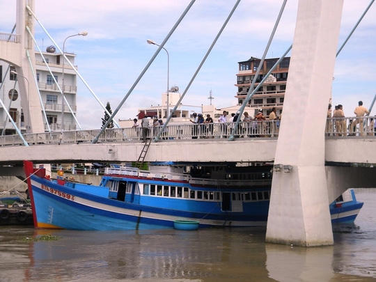 Lực lượng cứu hộ đang tìm cách giải cứu chiếc tàu cá bị mắc kẹt, nhưng chưa thể.