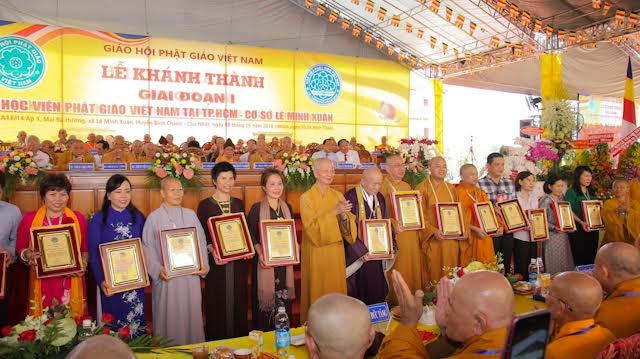 Hòa thượng viện trưởng thay mặt cho Học viện đã trao nhiều bảng vàng và bằng tuyên công đức cho các tập thể và cá nhân đã chung tay hỹ cúng xây dựng Học viện.