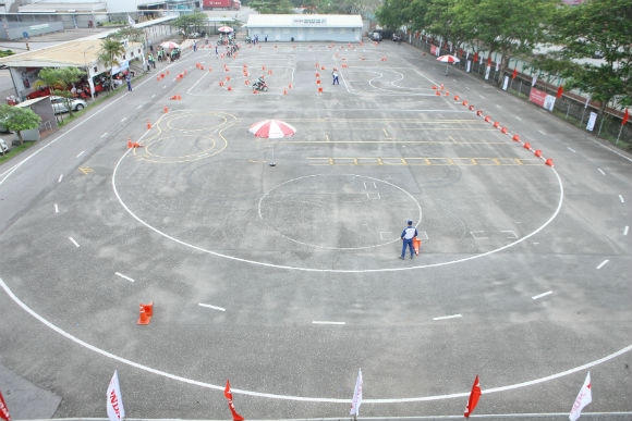 Phần thi sa hình của các hướng dẫn viên lái xe an toàn.