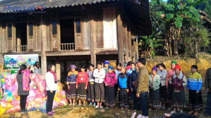 Ngoài ra, chương trình còn dành tặng một chiếc tivi cho trường Tiểu học Yên Khương 1 và tủ lạnh bảo ôn cho đồn Biên phòng 503.