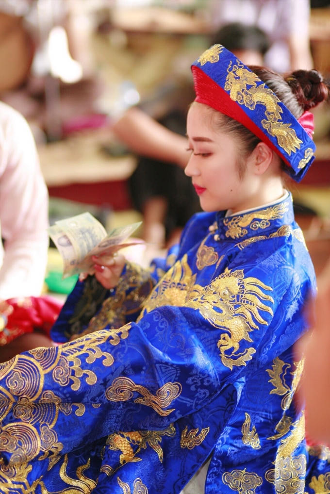 Từ nhân duyên đó tới nay, ngoài cuộc sống bình thường, tôi vẫn tranh thủ dành thời gian để tham gia các nghi thức tâm linh trong tín ngưỡng Thờ Mẫu. Với tôi nó là Duyên - Phúc - Nghiệp - Nợ, cũng là sự mong cầu và là điều vinh dự khi vừa có cuộc sống bình thường và làm được yếu tố tâm linh trong bản thân và ngoài xã hội", Ngô Mỹ Hoa chia sẻ.