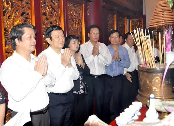 Nguyên Chủ tịch nước Trương Tấn Sang cùng Phó Chủ tịch nước Đặng Thị Ngọc Thịnh dâng hương lên các Vua Hùng.