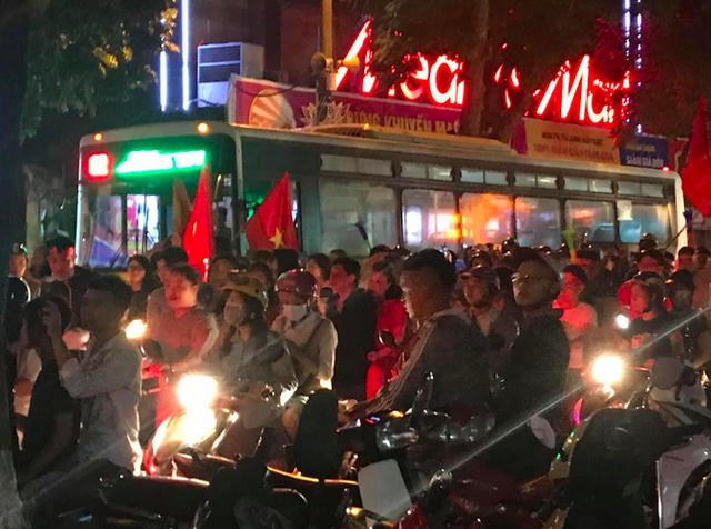 Chiếc xe buýt “chôn chân” trên đường Hai Bà Trưng vì dòng người đổ ra đường ăn mừng chiến thắng của Tuyển Việt Nam trước Tuyển Philipines