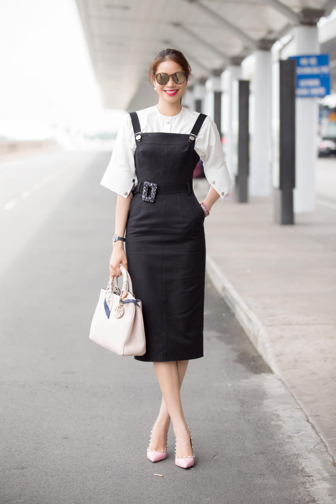 Hoa hậu Phạm Hương diện set đồ hiệu trẻ trung sang Th&aacute;i quay quảng c&aacute;o