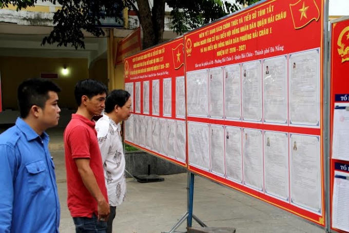 Trước khi bỏ phiếu, cử tri Đà Nẵng xem lý lịch và lựa chọn những đại biểu xứng đáng, ưu tú nhất để tham gia Đại biểu Quốc hội và HĐND các cấp.