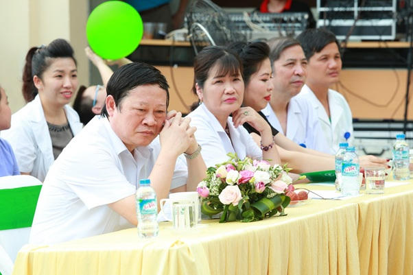 GS.TS Nguyễn Viết Tiến - Thứ trưởng Bộ Y tế - Chủ tịch Hội phụ sản Việt Nam; PGS.TS Lưu Thị Hồng - Nguyên Vụ trưởng Vụ sức khỏe bà mẹ và trẻ em, Bộ Y tế, Tổng Thư ký Hội Sản Phụ Khoa Việt Nam; Bà Dương Thị Sáu - TGĐ Công ty TNHH Ích Nhân và PGS.TS Vũ Bá Quyết - Giám đốc Bệnh Viện Phụ Sản TW - Phó chủ tịch thường trực Hội Phụ sản Việt Nam tham dự sự kiện (Trích dẫn lần lượt từ trái qua phải).