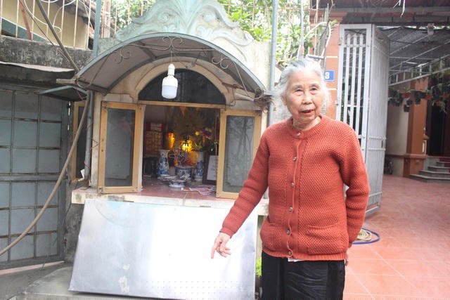 Chiếc giếng cổ ngay cạnh nhà bà Nguyễn Thị Thơm (thôn 2 Yên Sở), nên hàng ngày bà trông nom, quét dọn: