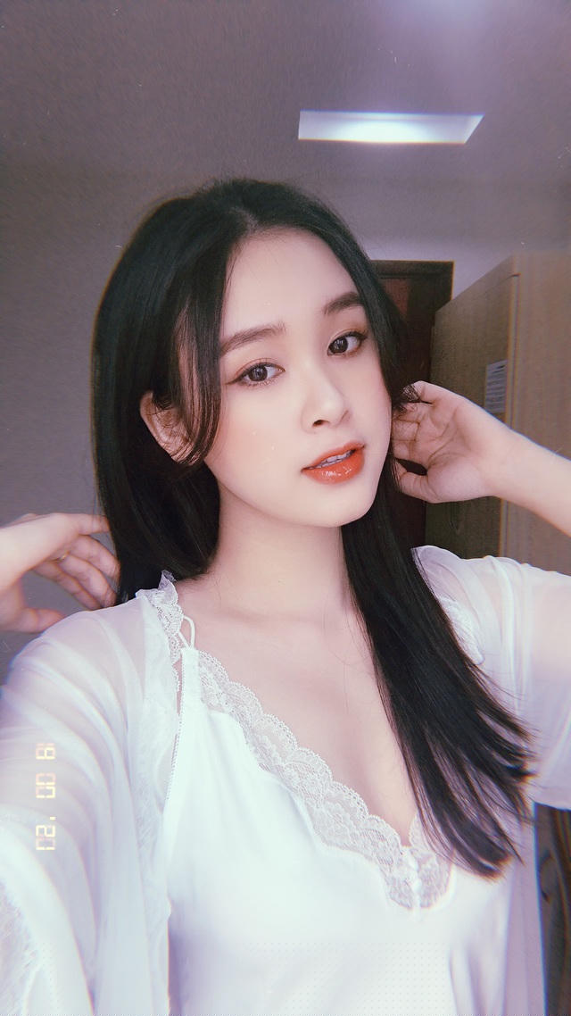 Thảo Vi biết cách để bản thân ngày càng có sức hút cả về ngoại hình lẫn vốn hiểu biết.