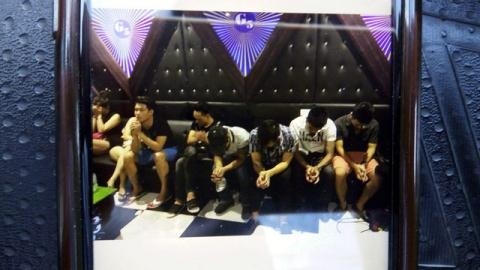 Công an tìm thấy trong các phòng hát nhiều gói ma túy tổng hợp. Kiểm tra nhanh đã phát hiện nhiều người phản ứng dương tính với ma túy.