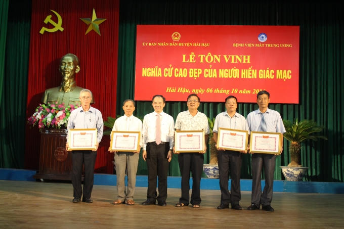 Đại diện bệnh viện Mắt khen thưởng những cộng tác viên có thành tích xuất xắc trong phong trào vận động phong trào hiến tặng giác mạc tại huyện Hải Hậu.